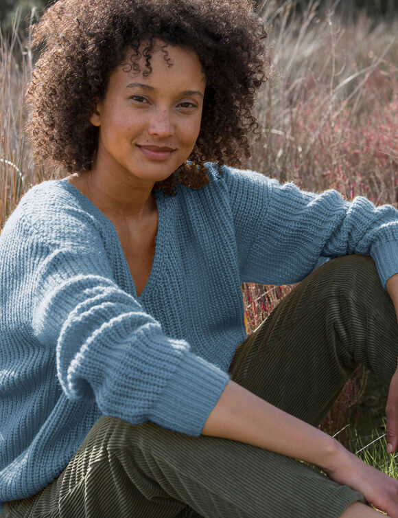 Pull loose col V, maille anglaise toucher doux (bleu) Pull loose col V, maille anglaise toucher doux (bleu)